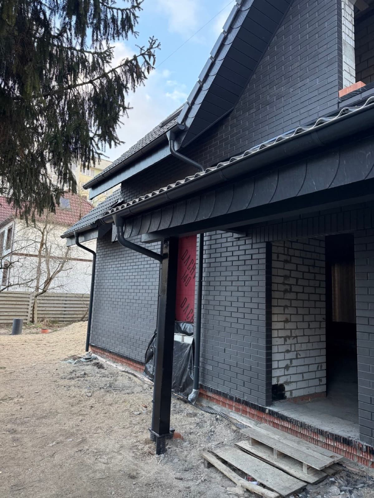 Фасад и кровельные свесы частного дома